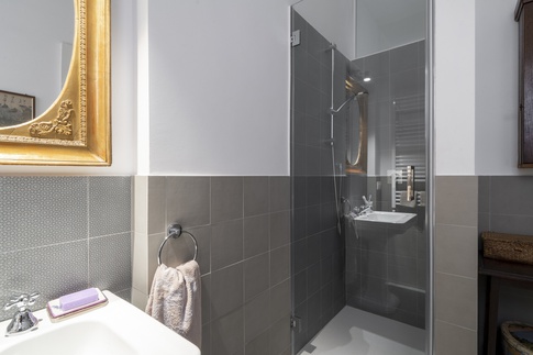 Bagno in stile moderno di 4 di studioaria