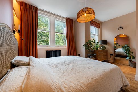 Camera da Letto in stile contemporaneo di 15 di AT Design Studio