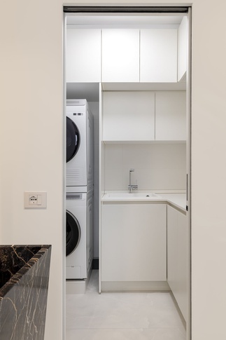 Bagno di Servizio in stile moderno di 8 di Chantal Forzatti architetto Bagno di Servizio in stile moderno di 8 di Chantal Forzatti architetto