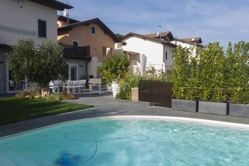 Piscina in stile moderno di 200 di zero6studio