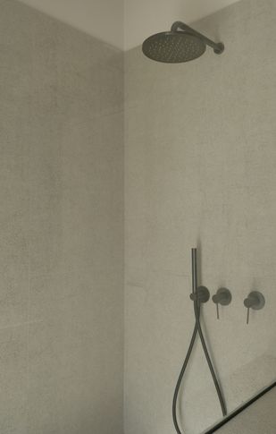 Bagno in stile contemporaneo di 6 di Michela Cordisco Studio