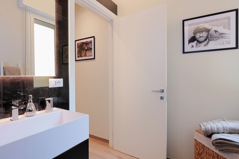 Bagno in stile contemporaneo di 6 di Moltefacce SRL Bagno in stile contemporaneo di 6 di Moltefacce SRL