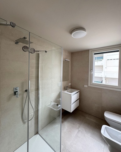 Bagno in stile contemporaneo di 7 di Elena Russo Interiors