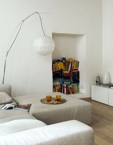 Soggiorno in stile contemporaneo di 40 di atrestudio