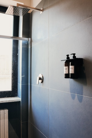 Bagno in stile moderno di 10 di Studio LABventinove