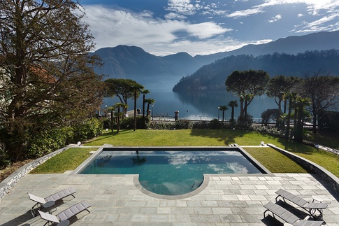 Piscina in stile moderno di 50 di NOMADE ARCHITETTURA