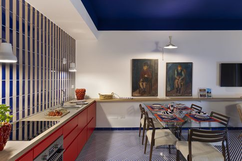 Soggiorno in stile mediterraneo di 35 di Coluccio architetti