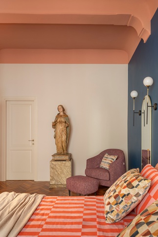 Camera da Letto in stile maximalista di 18 di Rachele Biancalani Studio