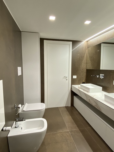 Bagno in stile contemporaneo di 8 di IMA STUDIO