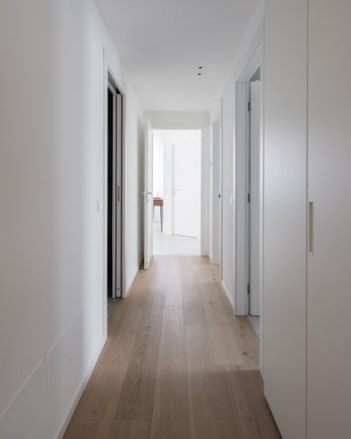 Corridoio in stile moderno di 5 di Annalisa Carli Architetto