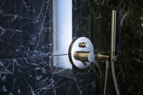 Bagno in stile contemporaneo di 6 di Valentina Varricchio Architetto