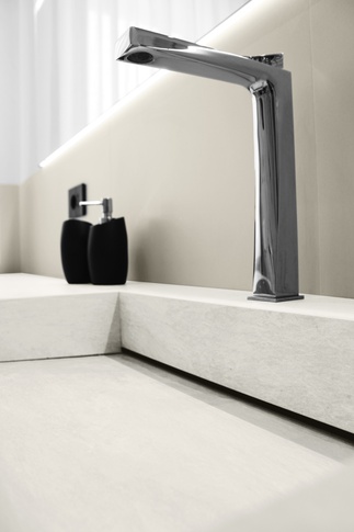 Bagno in stile moderno di 6 di Huit Studio