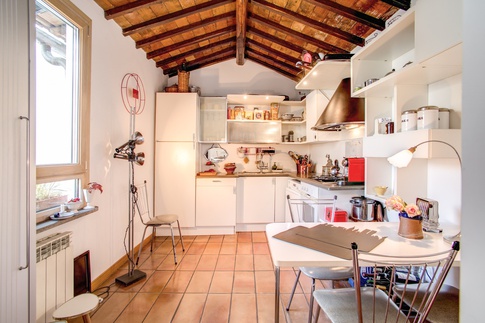 Cucina in stile coloniale di 15 di MOB Architects Cucina in stile coloniale di 15 di MOB Architects