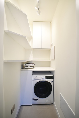 Lavanderia in stile moderno di 2 di Rinnova Home 3d