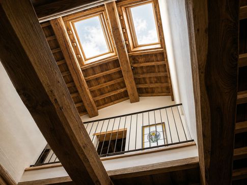 Soggiorno in stile rustico di 100 di Equus Architects