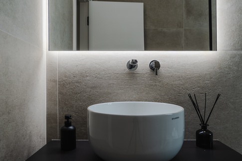 Bagno di Servizio in stile contemporaneo di 7 di Coco Interni