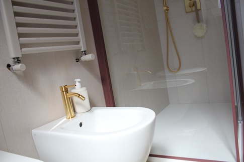 Bagno in stile contemporaneo di 5 di Melissa Domenici Architetto