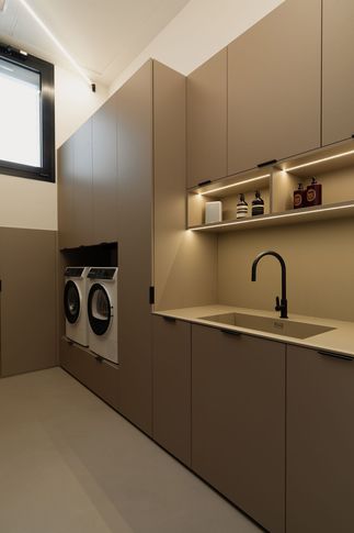 Lavanderia in stile urban di 8 di Simona Fogalesi interior designer