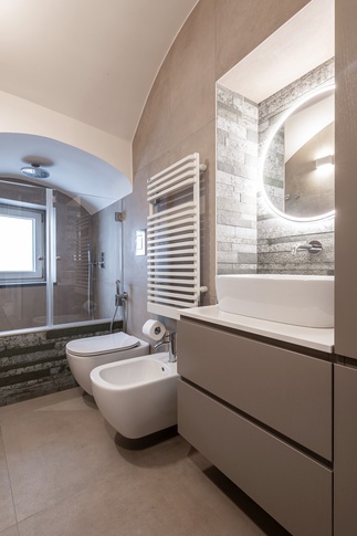 Bagno di Servizio in stile contemporaneo di 4 di MANUARINO architettura design comunicazione