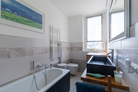 Bagno in stile contemporaneo di 5 di Mobili Vivarelli S.R.L.