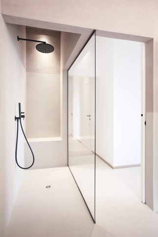 Bagno in stile contemporaneo di 8 di Cavejastudio Architetti