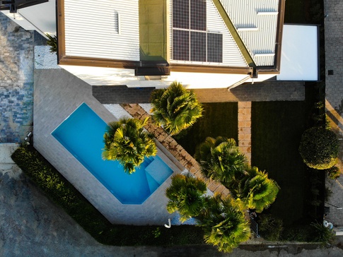 Piscina in stile moderno di 300 di Enzo Razzano Architettura