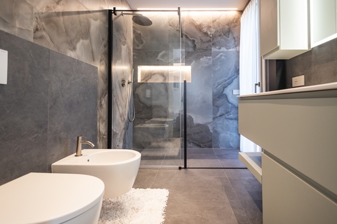 Bagno in stile contemporaneo di 5 di Architetto Zavagnini Daniele