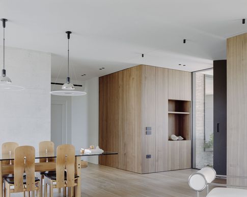 Soggiorno in stile minimal di 50 di Didonè Comacchio Architects