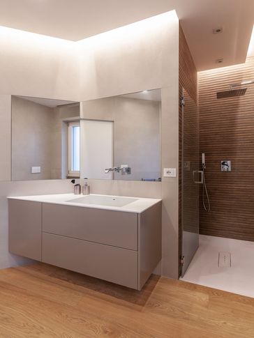 Bagno in stile minimal di 7 di Pucciarelli Architetti