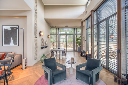Soggiorno in stile moderno di 60 di MOB Architects
