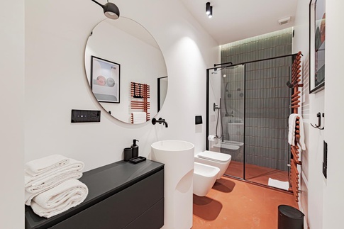 Bagno in stile contemporaneo di 4 di 33mq Bagno in stile contemporaneo di 4 di 33mq