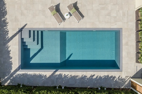 Piscina in stile contemporaneo di 50 di Rachele Biancalani Studio