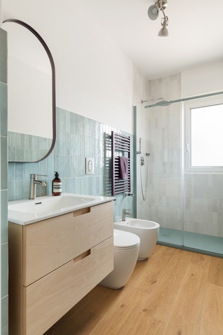 Bagno in stile industriale di 4 di Arch.j Floriana Ferraioli