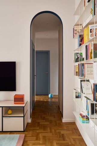 Corridoio in stile contemporaneo di 4 di Alessia Provenzano architetto