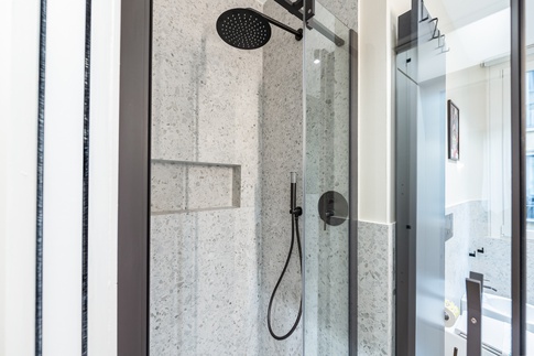 Bagno in stile contemporaneo di 5 di FCInteriorDesignStudio |