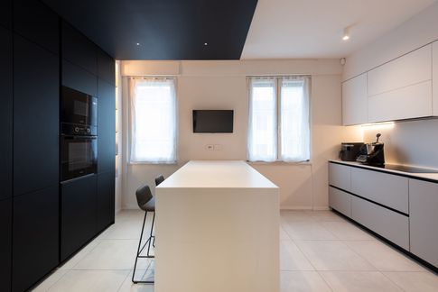 Cucina in stile contemporaneo di 17 di Frame Farm - Architecture & Design