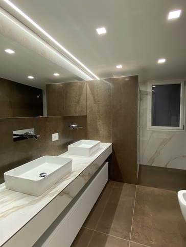 Bagno in stile contemporaneo di 8 di IMA STUDIO