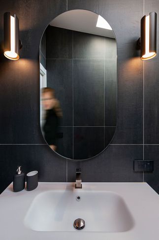 Bagno in stile minimal di 7 di Pucciarelli Architetti
