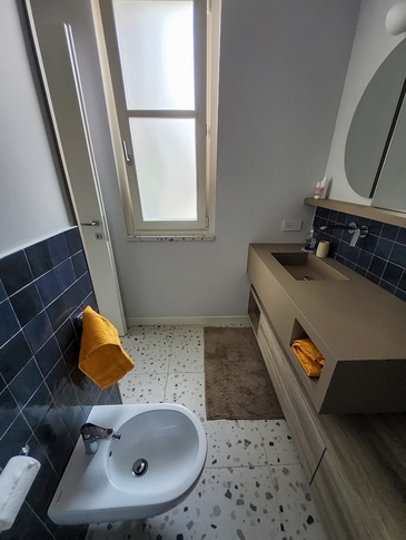 Bagno in stile contemporaneo di 5 di Studio MAC