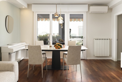 Soggiorno in stile contemporaneo di 20 di EasyRelooking srls