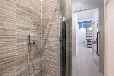 Bagno in stile moderno di 4 di Arch.j Floriana Ferraioli