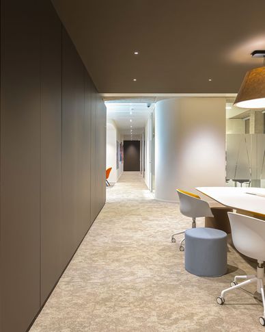 Open Space in stile contemporaneo di 1400 di Frame Farm - Architecture & Design