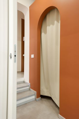 Corridoio in stile contemporaneo di 10 di Valentina Solera Architetto