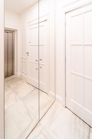 Ingresso in stile contemporaneo di 5 di Technical Works SRL Ingresso in stile contemporaneo di 5 di Technical Works SRL