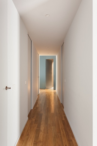 Corridoio in stile contemporaneo di 4 di TGA_Studio