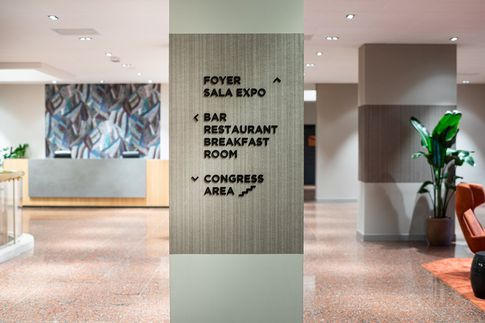 Open Space in stile contemporaneo di 1 di Lorenzo Franzi | Fotografia