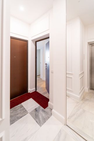 Ingresso in stile contemporaneo di 5 di Technical Works SRL