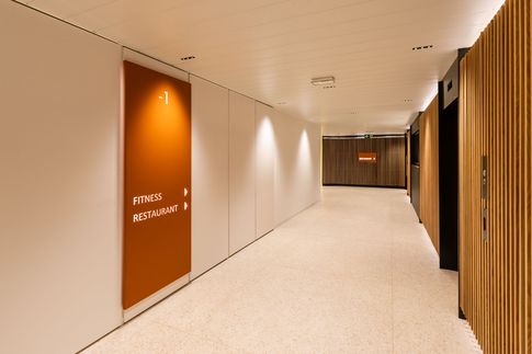Corridoio in stile contemporaneo di 190 di Frame Farm - Architecture & Design