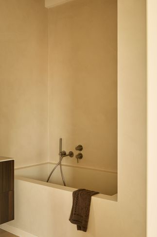 Bagno in stile contemporaneo di 5 di Huit Studio