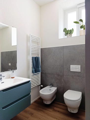 Bagno in stile contemporaneo di 5 di Serena Trentarossi Architetto